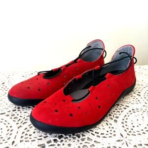 ANESHA Women's 9-9.5/40 Bungee Ballet Flats Red Suede Perforated NWOT Unique